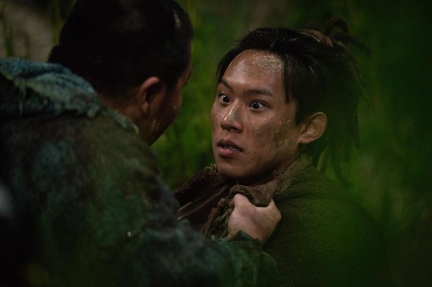 Kim Sung Cheol berperan sebagai seorang penipu di drama Arthdal Chronicles