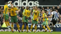 =4. Laurent Robert - 11 gol tendangan bebas Premier League. Foto: Getty Images/Matthew Lewis