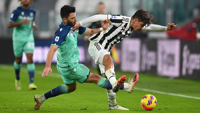 TURIN, ITALY - JANUARY 15:  Paulo Dybala of Juventus is challenged by Tolgay Arslan of Udinese Calcio during the Serie A match between Juventus and Udinese Calcio at Allianz Stadium on January 15 2022 in Turin, Italy.  (Photo by Valerio Pennicino/Getty Images)