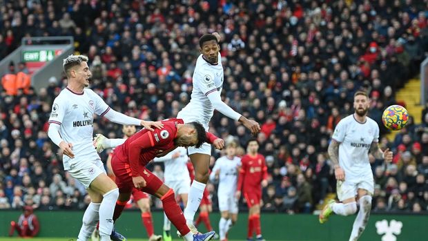 LIVERPOOL, ENGLAND - JANUARY 16: Alex Oxlade-Chamberlain of Liverpool scores their team's second goal during the Premier League match between Liverpool and Brentford at Anfield on January 16, 2022 in Liverpool, England. (Photo by Michael Regan/Getty Images)
