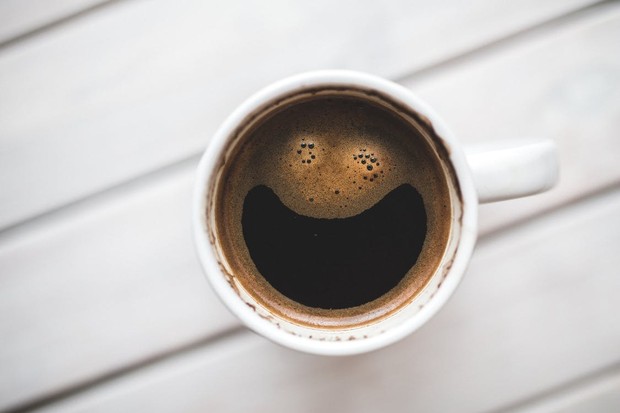 Minum Kopi dengan Gelas Kecil / foto : pexels.com/Kaboompics