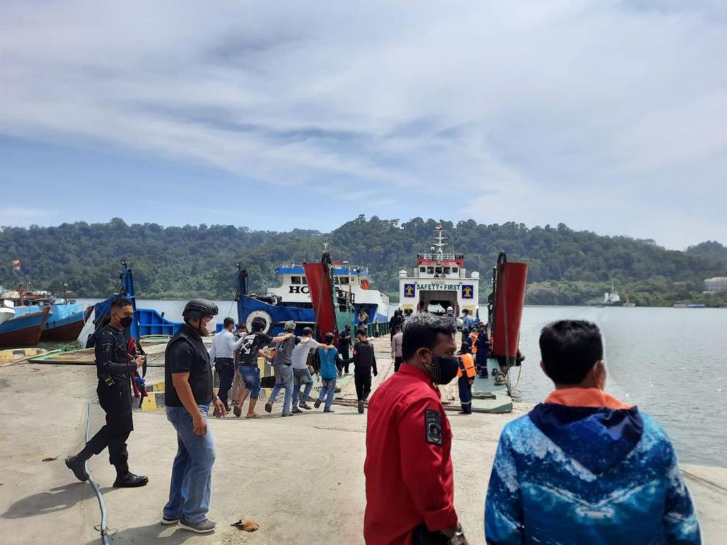 Puluhan Napi Narkoba di Lapas Semarang Dipindah ke Nusakambangan Puluhan Napi Narkoba di Lapas Semarang Dipindah ke Nusakambangan