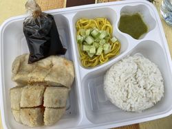 Dapat Pempek dengan Nasi, Menu Milik Wanita Ini Picu Perdebatan