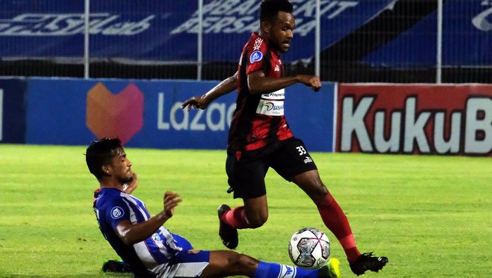 Pesepak bola Persipura Jayapura Mandowen (kanan) berebut bola dengan pesepak bola Persiraja Banda Aceh Alvin Nasution (kiri) pada pertandingan Liga 1 di Stadion Kompyang Sujana, Denpasar, Bali, Minggu (16/1/2022) malam. ANTARA FOTO/Nyoman Hendra Wibowo/aww.