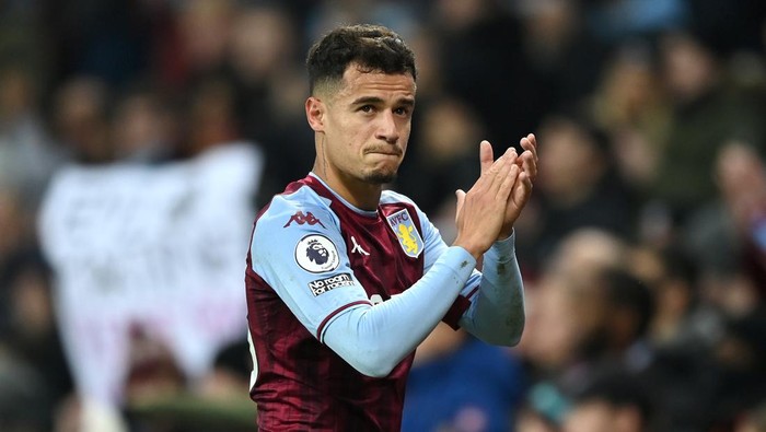 BIRMINGHAM, ENGLAND - JANUARY 15: Philippe Coutinho of Aston Villa applauds the fans following the Premier League match between Aston Villa and Manchester United at Villa Park on January 15, 2022 in Birmingham, England. (Photo by Shaun Botterill/Getty Images)
