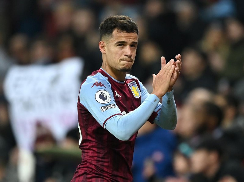 BIRMINGHAM, ENGLAND - JANUARY 15: Philippe Coutinho of Aston Villa applauds the fans following the Premier League match between Aston Villa and Manchester United at Villa Park on January 15, 2022 in Birmingham, England. (Photo by Shaun Botterill/Getty Images)