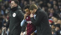Steven Gerrard memberi instruksi buat Philippe Coutinho, eks rekan satu timnya di Liverpool, yang masuk jadi pemain pengganti. Foto: AP/Rui Vieira