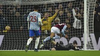 Di menit ke-81, Philippe Coutinho menjebol gawang David De Gea untuk membuat skor jadi 2-2. Foto: AP/Rui Vieira
