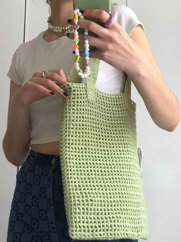 Pinterest.com/wefashiontrends Bukan hanya outfit saja, sekarang ada tas rajut yang akan trend sepanjang tahun 2022.