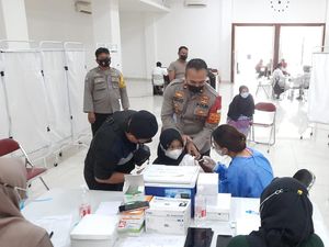 Polisi Jemput Bola Gelar Vaksinasi Merdeka ke Anak-Remaja di Jaktim Polisi Jemput Bola Gelar Vaksinasi Merdeka ke Anak-Remaja di Jaktim
