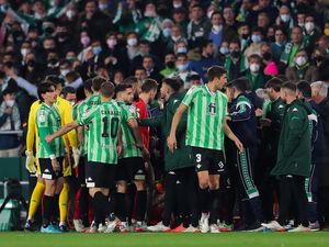 Laga Real Betis Vs Sevilla Disetop gegara Pemain Ditimpuk Tongkat