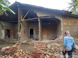 Cerita Agus Warga Tangerang Sedang Mandi Saat Rumahnya Roboh Akibat Gempa