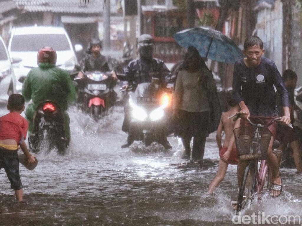 Saat Genangan Air di Pademangan Jakut Jadi Arena Bermain Bocah Saat Genangan Air di Pademangan Jakut Jadi Arena Bermain Bocah