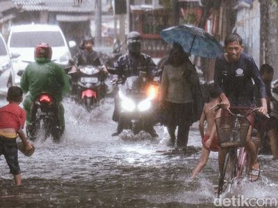 Saat Genangan Air di Pademangan Jakut Jadi Arena Bermain Bocah