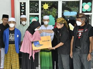 Sahabat Ganjar Berikan Laptop bagi Siswa Berprestasi di Jabar