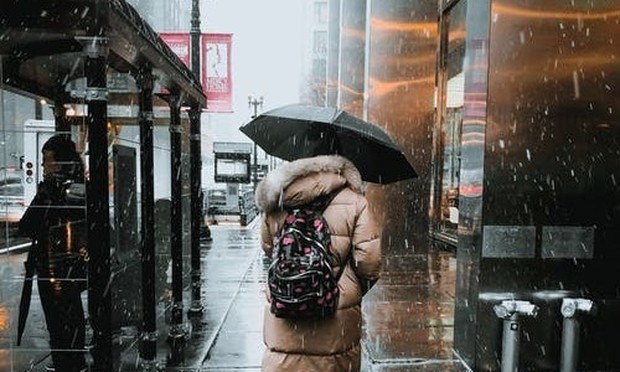 Sering dianggap sepele, kebiasaan hujan-hujanan justru bisa melemahkan daya tahan tubuh/Foto: pexels.com/Mario Cuadros