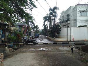 Tanggul Tengah Jalan Pondok Bambu Dibongkar, Got Biang Banjir Bakal Dikeruk Tanggul Tengah Jalan Pondok Bambu Dibongkar, Got Biang Banjir Bakal Dikeruk