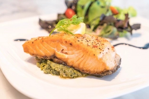 (Tinggi protein dan minyak ikan untuk jaga daya tahan tubuh, menu salmon panggang wajib kamu coba/Foto: freepik.com/topntp26) Tinggi protein dan minyak ikan untuk jaga daya tahan tubuh, menu salmon panggang wajib kamu coba/Foto: freepik.com/topntp26