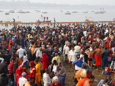 Abaikan Corona, Puluhan Ribu Warga Ritual Mandi Suci di Sungai Gangga
