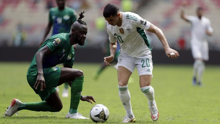 Algerias Youcef Atal, right, is challenged by Sierra Leones Kwame Quee during the African Cup of Nations 2022 group E soccer match between Algeria and Sierra Leone at the Japoma Stadium in Doula, Cameroon, Tuesday Jan. 11, 2022. (AP Photo/Sunday Alamba)