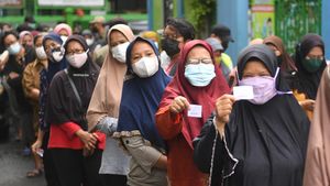 Emak-emak di Jakpus Ini Rela Antre Dapatkan Minyak Goreng Bak Emas