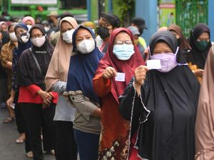Emak-emak di Jakpus Ini Rela Antre Dapatkan Minyak Goreng Bak Emas
