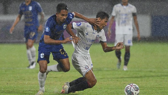 Pesepak bola Arema FC Ryan Kurnia (kanan) dihadang pemain PSIS Semarang Taufik Hidayat (kiri) dalam pertandingan sepak bola Liga 1 di Stadion I Wayan Dipta, Gianyar, Bali, Senin (17/1/2022). ANTARA FOTO/Nyoman Budhiana/wsj.