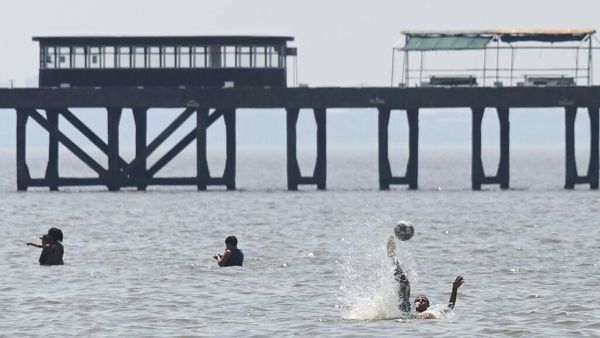 Dihantam Cuaca Panas, Warga Argentina Ramai-ramai Nyemplung ke Laut