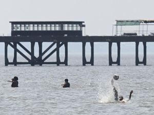 Dihantam Cuaca Panas, Warga Argentina Ramai-ramai Nyemplung ke Laut