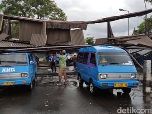 Atap Tempat Parkir Angkot di Terminal Arjosari Roboh Timpa 2 Kendaraan Atap Tempat Parkir Angkot di Terminal Arjosari Roboh Timpa 2 Kendaraan