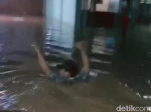 Banjir di Desa Pasuruan Ini Setinggi Leher Orang Dewasa