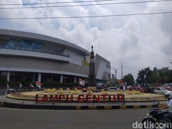 Parah! Bendera Parpol Penuhi Daerah Terlarang di Cianjur