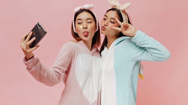 Menghindari unsur SARA sebagai bentuk etika membuat konten TikTok.