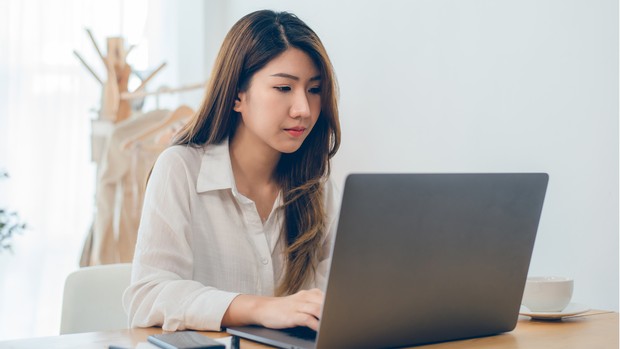 Membagikan postingan yang relevan dengan keterampilan dan networking.