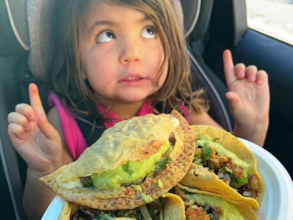 Gemas! Bocah Ini Punya Ekspresi Lucu Saat Melihat Makanan