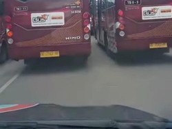 Bikin Macet! Bus Trans Mamminasata Halangi Jalan Saat Mangkal