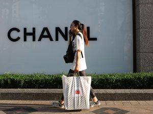 Kisah Mereka yang Antre Kedinginan Hingga Bikin Tenda Demi Beli Tas Chanel