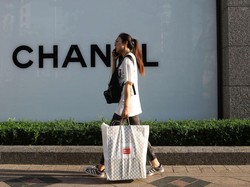Kisah Mereka yang Antre Kedinginan Hingga Bikin Tenda Demi Beli Tas Chanel