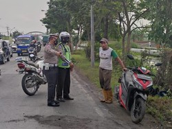 Tergelincir Tumpahan Cairan Kimia, Seorang Biker Tewas Tertabrak Truk