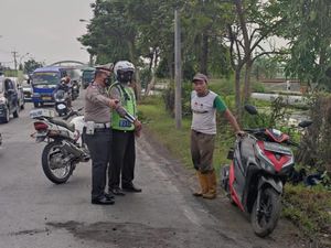 Tergelincir Tumpahan Cairan Kimia, Seorang Biker Tewas Tertabrak Truk Tergelincir Tumpahan Cairan Kimia, Seorang Biker Tewas Tertabrak Truk