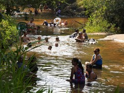 Didera Gelombang Panas, Warga di Paraguay Berendam di Sungai-Air Terjun
