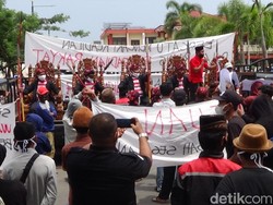 Warga Sumenep Demo Tuntut Bupati Segera Lantik Kades Matanair Terpilih