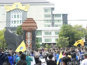 Puluhan Mahasiswa Demo Pemkab dan DPRD Lamongan soal Banjir Tahunan