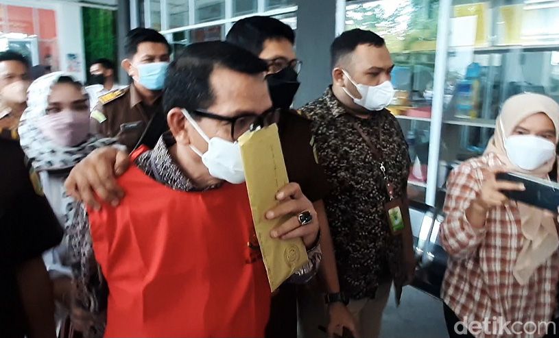 Berkas kasus dugaan cabul Dekan FISIP Universitas Riau, Syafri Harto, telah dilimpahkan ke Kejaksaan. Syafri Harto langsung ditahan.