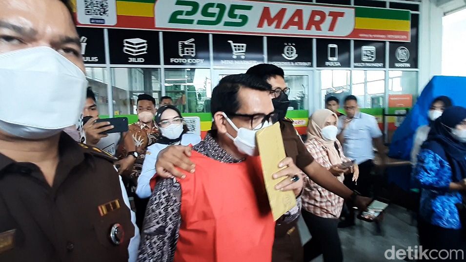 Berkas kasus dugaan cabul Dekan FISIP Universitas Riau, Syafri Harto, telah dilimpahkan ke Kejaksaan. Syafri Harto langsung ditahan.