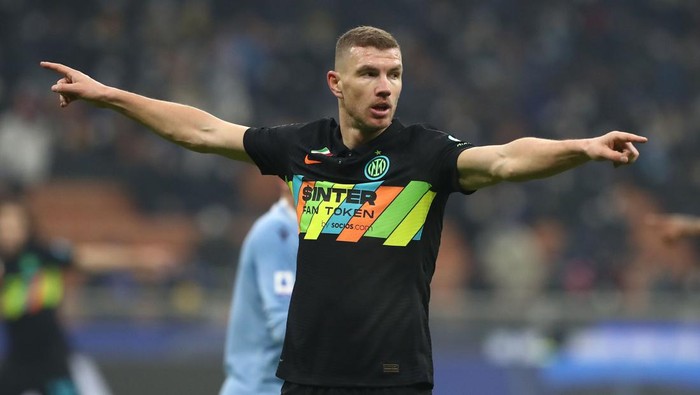 MILAN, ITALY - JANUARY 09: Edin Dzeko of FC Internazionale gestures during the Serie A match between FC Internazionale v SS Lazio at Stadio Giuseppe Meazza on January 09, 2022 in Milan, Italy. (Photo by Marco Luzzani/Getty Images)