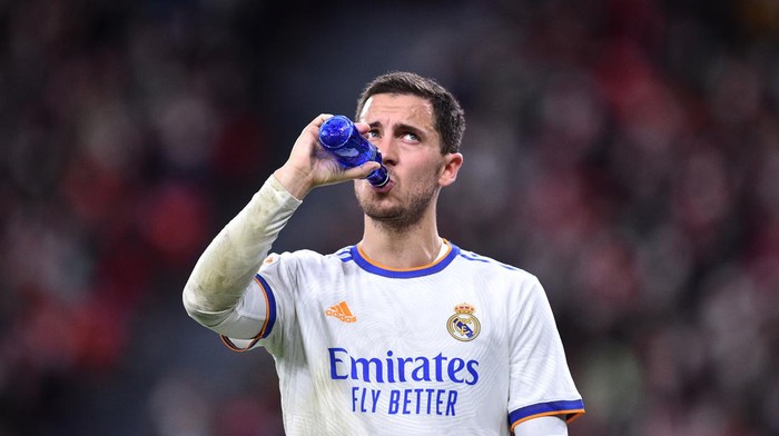 BILBAO, SPAIN - DECEMBER 22: Eden Hazard of Real Madrid has a drink during the LaLiga Santander match between Athletic Club and Real Madrid CF at San Mames Stadium on December 22, 2021 in Bilbao, Spain. (Photo by Juan Manuel Serrano Arce/Getty Images)