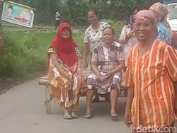 Nekat, Emak-emak di Probolinggo Adang Truk Tambang yang Rusak Jalan