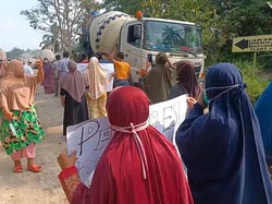 Lingkungan Tercemar Abu Kilang Batu, Emak-emak di Sumut Cegat Truk Proyek
