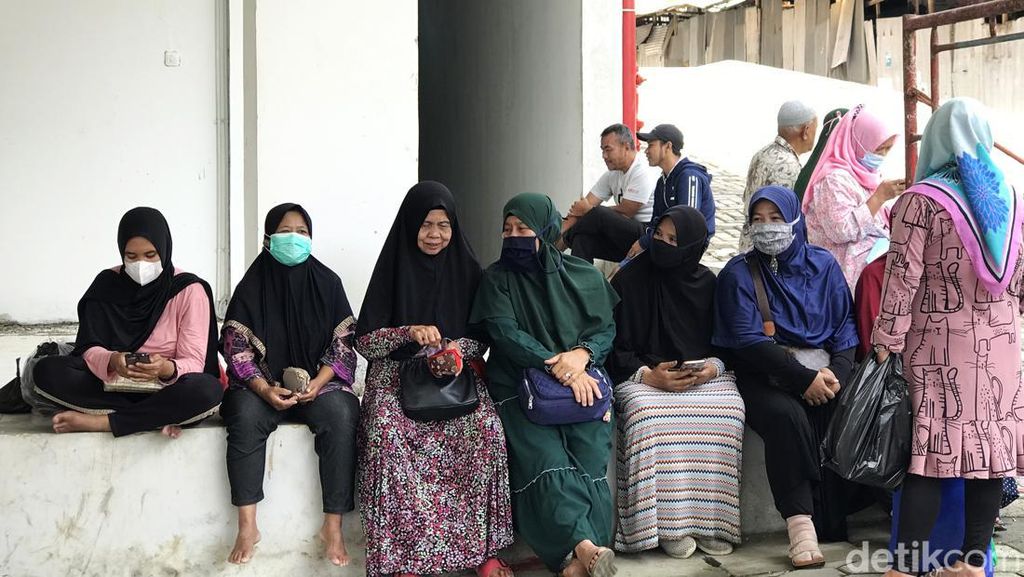 Emak-emak Rela Antre Berjam-jam Demi Minyak Murah di Sukabumi